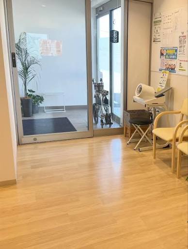 院内から見たクリニック入口